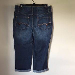 NWOT Woman’s jean capris 12